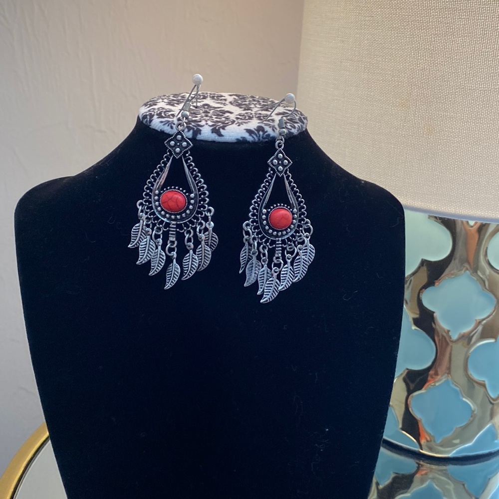NWOT Boho/Midwestern silver tone faux coral stone light weight dangle earrings